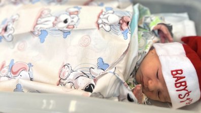 12 бебета проплакаха по Коледа в "Майчин дом"