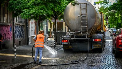 Ударно мият улици в София и вдигат колите по пътя на водоноските