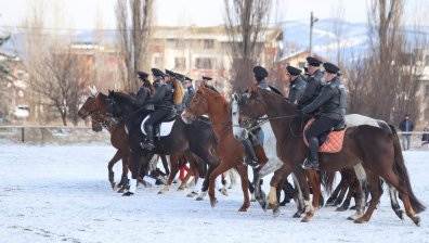 Конната полиция в София отбеляза Тодоровден, десетки се събраха в кв. "Бенковски"