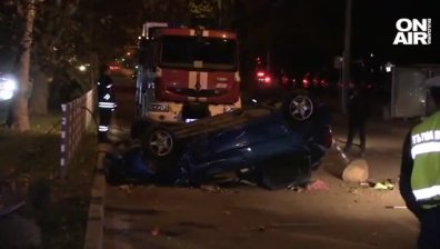 Младо момиче изхвърча от кола при жестока катастрофа в Русе, в тежко състояние е