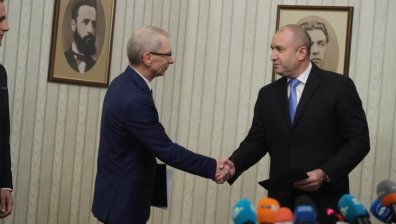 Радев връчи мандата на акад. Николай Денков