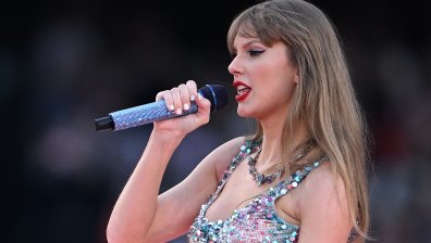 Тейлър Суифт купува въглеродни компенсации, за да пътува с частния си самолет