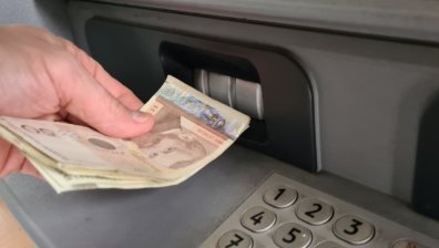 Двама мъже изкъртиха и задигнаха банкомат в столицата