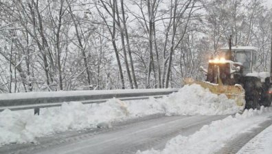 Пътят Главан-Звездата-Младиново е затворен за МПС-та, техника разчиства снега