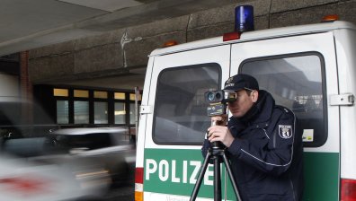 Жена измисли рокля, с която да се скрие от камерите за скорост