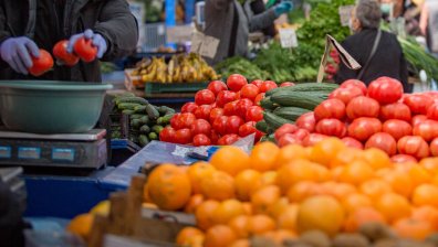 Цените на храните: Краставици и домати поевтиняват, поскъпват захар, мляко, ягоди