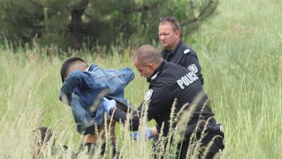 Задържаха мъж на влизане в София, превозвал 12 мигранти 
