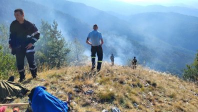 Гасят възобновило се огнище над Илинденци в Пирин