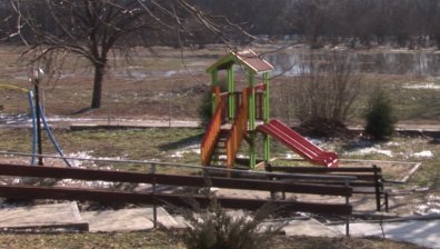 Helpbook: Разбита детска площадка, майки готови сами да я възстановят