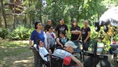 Родители на деца с увреждания с палаткови лагери в знак на протест