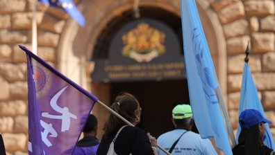 Служители на "Автомагистрали-Черно море" отново блокират сърцето на София