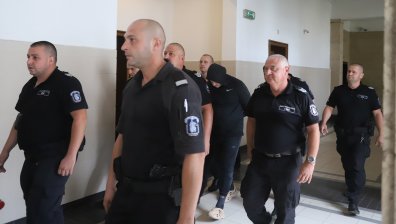 Образуваха досъдебно производство срещу полицаи за "чадъра" над Семерджиев