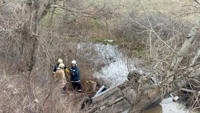 Двама души загинаха при падане на кола в дере край Хасково