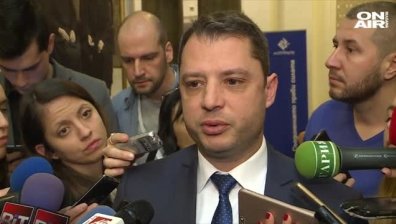 От солидарност към колегите: Делян Добрев с оставка като депутат