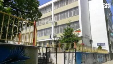 Жена помете няколко колчета пред столично училище