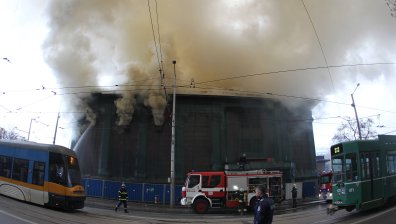 Гори сградата на бившата дискотека "Син Сити"