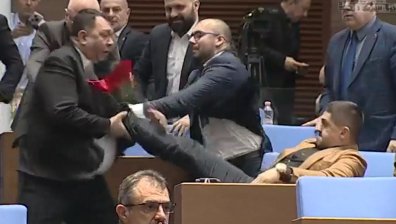 Бой в парламента: Радостин Василев изрита Гюнай Далоолу (+ВИДЕО)