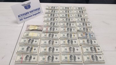 Митничари спипаха недекларирани $340 000 в бус с украинци