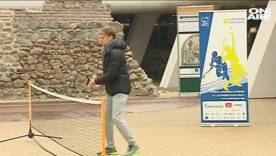 Звезди в тениса играха сред руини