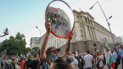 Мирен край на 11-ия ден от протестите, преминават в гражданско неподчинение