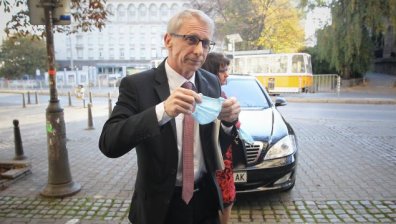 Министър Денков помоли превозвачите да сменят часа на протеста си заради матурите