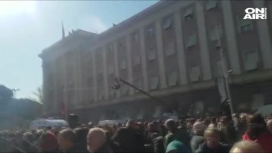 Демонстранти в Албания замериха сградата на правителството с "Молотов"
