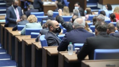 7 партии влизат в следващия парламент, ГЕРБ с крехка преднина пред БСП