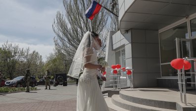 Мобилизирани вдигнаха масова сватба в Русия (+ВИДЕО)