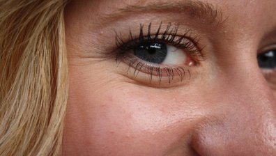 Как да разкараме досадните бръчки около очите