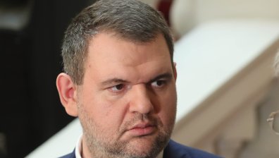 Пеевски се отказа от мястото си в комисията по конституционни промени