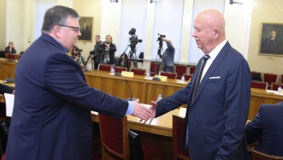 Изслушват кандидатите за председателския пост в КПКОНПИ