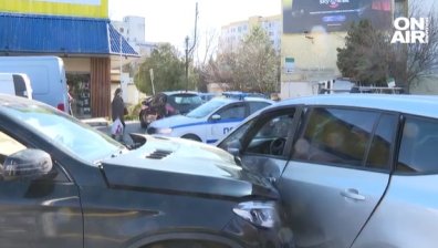 Младеж без шофьорска книжка блъсна полицай и няколко коли в София