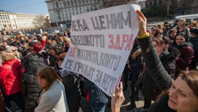 Медицински сестри пред здравното министерство: Прекалено дълго чакахме