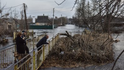 Села са под вода след взривяването на язовир в Украйна