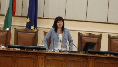Караянчева остава в болница, възстановяването ѝ ще продължи около месец