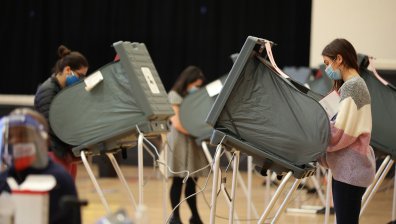 Байдън води с малко пред Тръмп, чакат гласовете от ключови щати