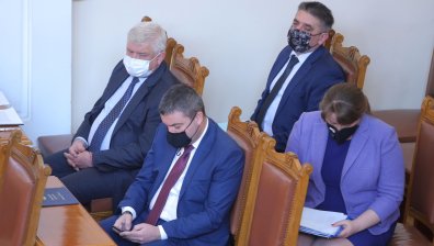 Парламентът заседава извънредно за промените в Закона за здравето