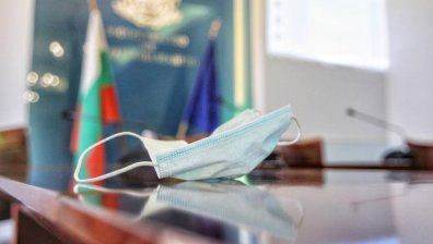 МЗ: Отпада задължителната маска на работното място за ваксинирани служители