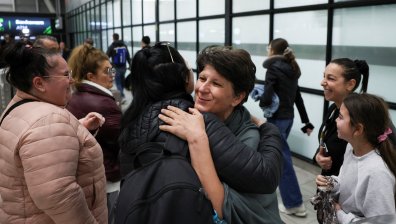 1600 българи са евакуирани от ОАЕ, съобщи министър Георгиева 