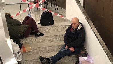 Кошмар с протоколите в Стара Загора, членове на СИК спят по земята