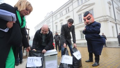Манолова: Ще бъдем неми наблюдатели на безчинстването на политиците с хартиените бюлетини