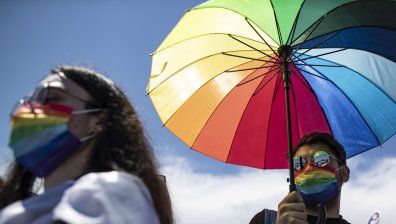 Кола се вряза в участници на гей парад, има загинал и ранен