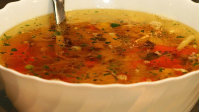 Вкиснали супи и зеленчуци: Търговска верига редовно продавала развалена храна