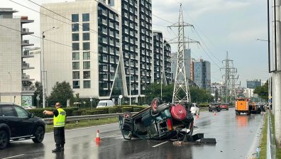 Кола се обърна по таван на бул. "България" в София, трима души пострадаха