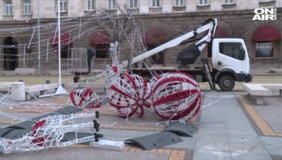 Възстановяват коледната украса пред ЦУМ в София