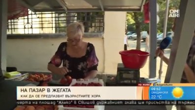 На пазар в жегата, как се справят търговците по време на работа?