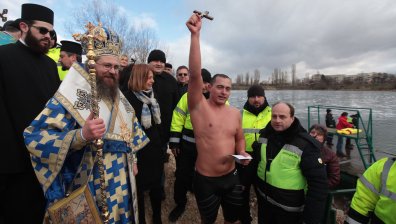 Александър Лебешковски - в ледените води в името на болни деца