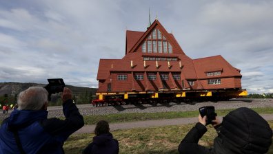 Да преместиш 600-тонна църква с няколко километра чрез ремаркета