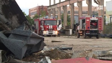 Огънят в склада в Казичене не е напълно потушен