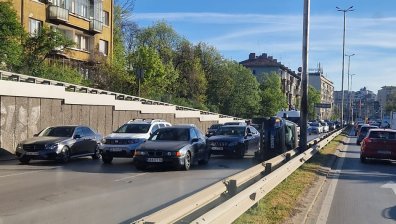 Кола се обърна на оживен булевард в София и затрудни движението
